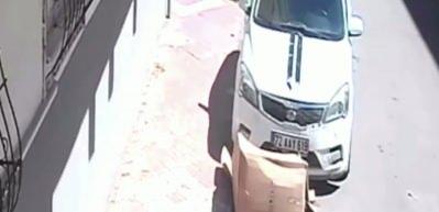 Batman'da &ccedil;ocuğun yaktığı karton az kalsın otomobili tutuşturuyordu