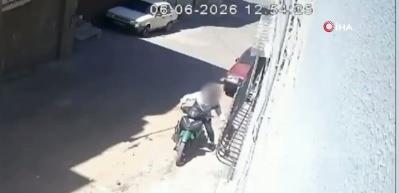 Cani baba k&uuml;&ccedil;&uuml;k kızını darbedip motosikletle s&uuml;r&uuml;kledi...