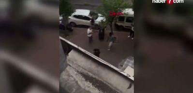 Fatih&rsquo;te yabancı uyruklu kişilerin bı&ccedil;aklı kavgası kamerada