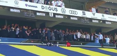Fenerbah&ccedil;e Genel Kurulu'nda gerginlik! Yıldırım ve Safi taraftarları arasında tartışma