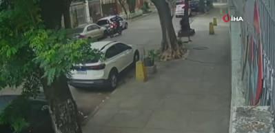 Kaldırımda y&uuml;r&uuml;yen kadın kanalizasyona d&uuml;şt&uuml;, r&ouml;gar kapağı &uuml;st&uuml;ne kapandı