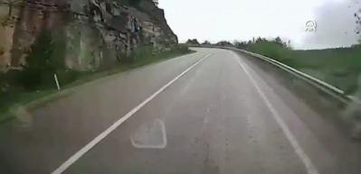 Karab&uuml;k'te 6 kişinin yaralandığı feci kaza anı ara&ccedil; i&ccedil;i kamerasına yansıdı