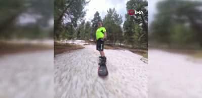 Kars'ta haziranda snowboard