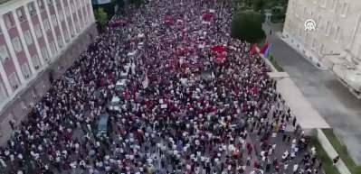 Arnavutluk&rsquo;ta sahil projesi protestosu: Binlerce kişi sokaklara d&ouml;k&uuml;ld&uuml;