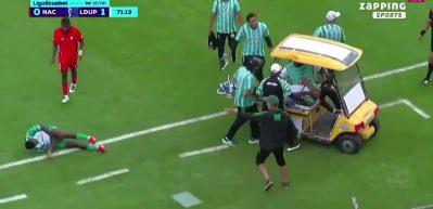 Ekvador'da yeşil sahalarda nadir g&ouml;r&uuml;len bir kaza yaşandı! Sağlık aracı başka futbolcuyu yaraladı