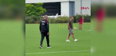 TFF Başkanı Hacıosmanoğlu, Miami&rsquo;deki ilk antrenman &ouml;ncesinde sahaya &ccedil;ıktı