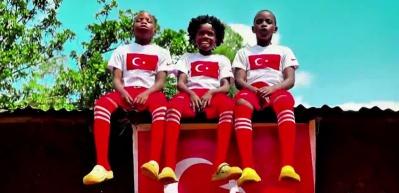 A Milli Takımımıza Afrika'dan tam destek! İlk ma&ccedil; &ouml;ncesi coşturan şarkı...