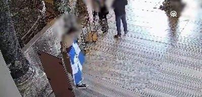 Ayasofya-i Kebir Camii'nde Bizans bayrağı a&ccedil;an iki turist hakkında karar