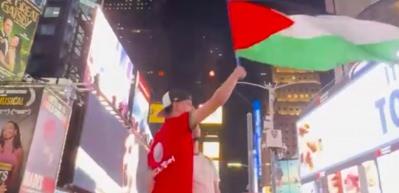 Faslı taraftarlardan Times Meydanı'nda Filistin'e destek g&ouml;sterisi