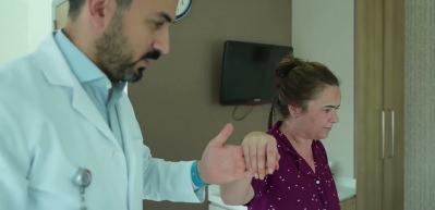 Fıtık sandı, ger&ccedil;ek bambaşka &ccedil;ıktı! Gen&ccedil; kadını fel&ccedil; olmaktan doktorun dikkati kurtardı