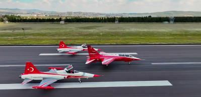 H&Uuml;RJET ve T&uuml;rk Yıldızları'ndan g&ouml;ky&uuml;z&uuml;nde tarihi buluşma