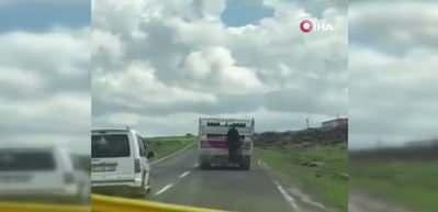 Kamyonete tutunarak kilometrelerce yol aldı
