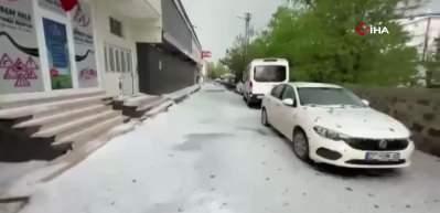 Kars'a dolu yağdı: Vatandaşlar kar temizler gibi k&uuml;rek salladı