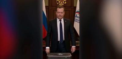 Medvedev AB liderlerinin fotoğraflarını kağıt &ouml;ğ&uuml;t&uuml;c&uuml;ye attı