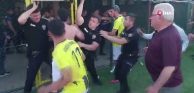 Şampiyonluk ma&ccedil;ı sonrası &ccedil;ıkan kavgada kartlar havada u&ccedil;uştu