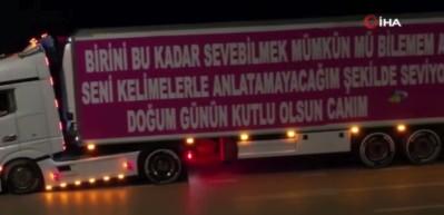  Sevginin b&ouml;ylesi: Kız arkadaşının doğum g&uuml;n&uuml; i&ccedil;in tır giydirip havai fişek g&ouml;sterisi yaptı!