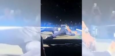 Teoman'dan ilgin&ccedil; sahne performansı: Yerlere yattı!