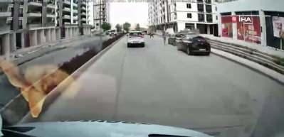 Korna &ccedil;alınca &ccedil;ılgına d&ouml;nd&uuml;: Yol kesen kadın s&uuml;r&uuml;c&uuml; kamerada