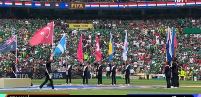 T&uuml;m d&uuml;nya bu anı izledi! Ay yıldızlı bayrağımız Azteca Stadyumu'nda.