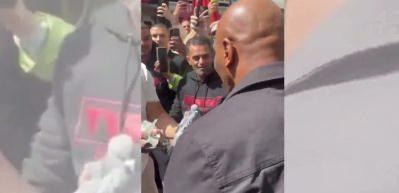 &Uuml;nl&uuml; boks&ouml;r Mike Tyson'a T&uuml;rk sporcudan g&uuml;vercin hediyesi!