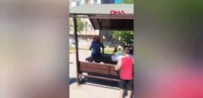 Yardım etmek istedi saldırıya uğradı! "Besle kargayı oysun g&ouml;z&uuml;n&uuml;" s&ouml;z&uuml; ger&ccedil;ek oldu