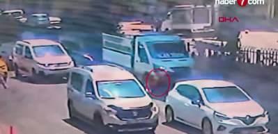 Adana'da feci kaza: D&ouml;rt yaşındaki &ccedil;ocuk iki aracın altında can verdi