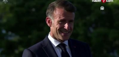 G7 Zirvesi'nde tokalaşma krizi: Trump Brigitte Macron'un elini bırakmadı