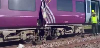 İngiltere'de iki yolcu treni birbirine girdi! &Ccedil;ok sayıda yarılı var