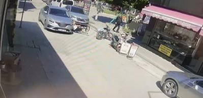 Isparta'da korkutan kaza: Aniden yola fırlayan &ccedil;ocuğa otomobil &ccedil;arptı
