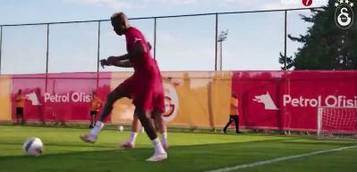 Nijeryalı s&uuml;per star Osimhen Galatasaraylı taraftarların y&uuml;reğine su serpti