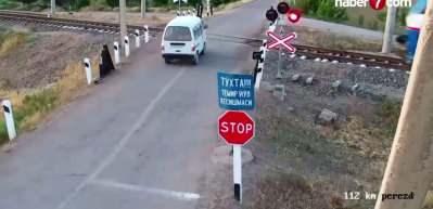 &Ouml;zbekistan'da ihlal can aldı: Y&uuml;k treni kırmızı ışıkta ge&ccedil;en araca &ccedil;arptı