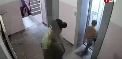 Rusya'da asans&ouml;rde dehşet anları: Yanlışlıkla &ccedil;arptığı &ccedil;ocuğu &ouml;ld&uuml;resiye d&ouml;vd&uuml;