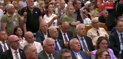 CHP grup toplantısında &Ouml;zg&uuml;r &Ouml;zel Kılı&ccedil;daroğlu'na seslendi...