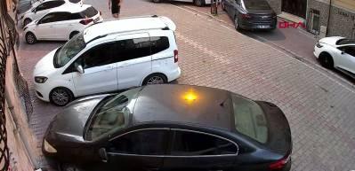 Esenyurt'ta evinin &ouml;n&uuml;nde uğradığı silahlı saldırıda hayatını kaybetti; cinayet anı kamerada