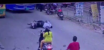 Hindistan'da akılalmaz kaza: Hareket halindeki motosikletlinin başına ağa&ccedil; dalı d&uuml;şt&uuml;!