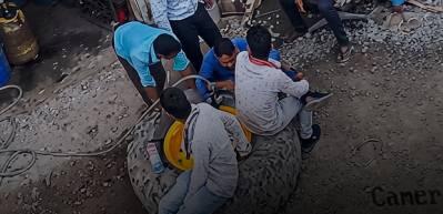 Hindistan'da feci olay! &Uuml;zerinde oturdukları lastik bomba gibi patladı: 1 &ouml;l&uuml;, 3 yaralı