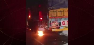 Motosiklet s&uuml;r&uuml;c&uuml;s&uuml;n&uuml;n feci &ouml;l&uuml;m&uuml;: Kamyon altında metrelerce s&uuml;r&uuml;klendi!