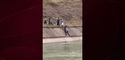 &Ouml;zbekistan'da su kanalında yaşanan can pazarı kameraya yansıdı...