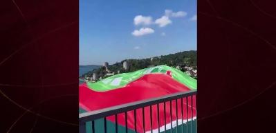 Tarihinde ilk kez S&uuml;per Lig'de yer alacak Amedspor'un bayrağı FSM k&ouml;pr&uuml;s&uuml;ne asıldı  
