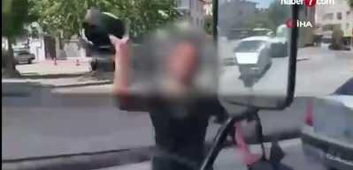 Tartıştığı s&uuml;r&uuml;c&uuml;ye kaskını fırlatan motosikletliye 405 bin TL ceza