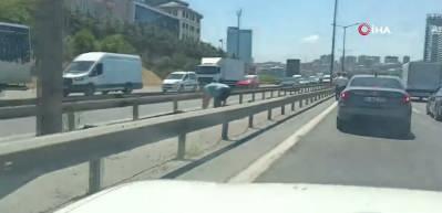 TEM'de para g&ouml;t&uuml;ren motokurye d&uuml;şt&uuml;, yola sa&ccedil;ılanları vatandaşlar topladı