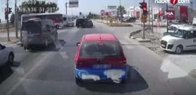 Antalya'da emniyet şeridinden gelip gen&ccedil; kıza &ccedil;arptı, o anlar ara&ccedil; kamerasında