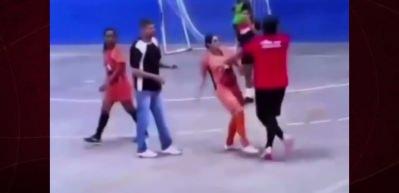 Brezilya'da kadın futbolcu sarı kart g&ouml;steren hakeme tekme tokat saldırdı