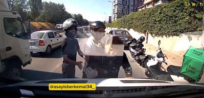 İstanbul'da trafik ter&ouml;r&uuml;: Motorcu s&uuml;r&uuml;c&uuml;n&uuml;n &uuml;zerine y&uuml;r&uuml;y&uuml;p araca saldırdı!