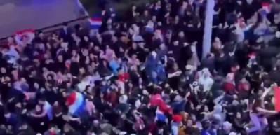 Sevin&ccedil; &ccedil;ığlıkları ve mutluluk g&ouml;zyaşları...T&uuml;m &uuml;lke tarihi zaferi kutluyor