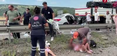 Seyir halindeki ara&ccedil; tıra arkadan &ccedil;arptı: 1 &ouml;l&uuml;, 4'&uuml; &ccedil;ocuk 7 yaralı