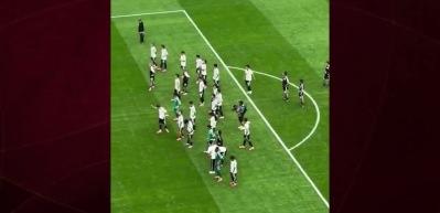 Son dakika gol&uuml;yle elenen Japon futbolcular taraftarların &ouml;n&uuml;nde eğilerek &ouml;z&uuml;r diledi