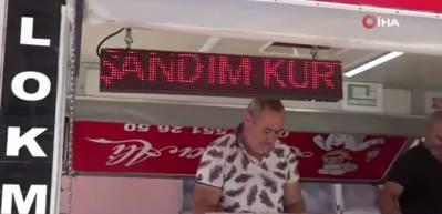 7 yıllık evlilik sonrası kutlama: Boşanır boşanmaz lokma dağıttı Adalet Bakanına teşekk&uuml;r etti