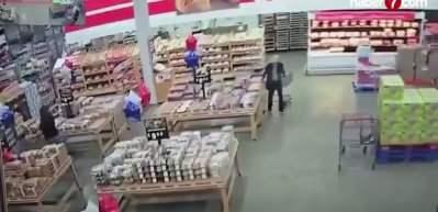 ABD'de şiddetli yağış market &ccedil;atısını &ccedil;&ouml;kertti