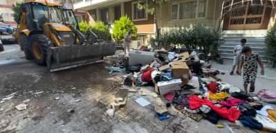 Cezaevinde olduğu i&ccedil;in 7 aydır kira &ouml;deyemedi, ev sahibi eşyaları sokağa attı